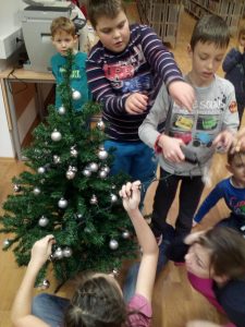 20161214 170835 225x300 - Pravljična ura in ustvarjalna delavnica za otroke od 4. leta dalje
