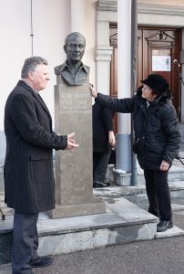 DSC08018 202x300 - Odkritje doprsnega kipa Jožeta Udoviča ob 30-letnici poimenovanja knjižnice