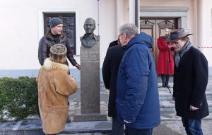 DSC08041 300x192 - Odkritje doprsnega kipa Jožeta Udoviča ob 30-letnici poimenovanja knjižnice