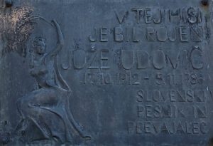 DSC08076 300x205 - Odkritje doprsnega kipa Jožeta Udoviča ob 30-letnici poimenovanja knjižnice