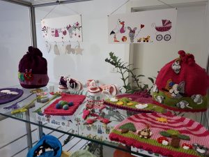 20181108 130852 300x225 - Darja Bajc - razstava pletenih in kvačkanih izdelkov za najmlajše