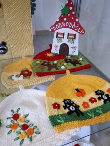 20181108 130917 225x300 - Darja Bajc - razstava pletenih in kvačkanih izdelkov za najmlajše