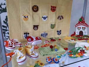 20181108 131106 300x225 - Darja Bajc - razstava pletenih in kvačkanih izdelkov za najmlajše