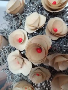 IMG 20181106 142509 225x300 - Rokodelska skupina Lesenke - razstava lesenih rož