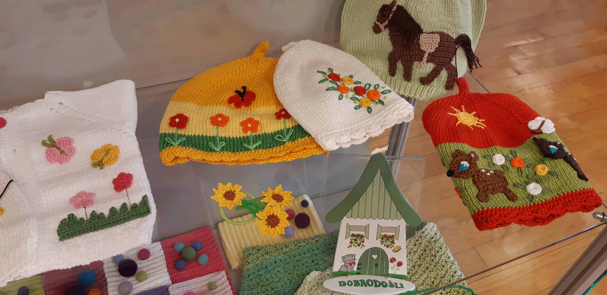 20190225 132355 - Darja Bajc - razstava pletenih in kvačkanih izdelkov za najmlajše