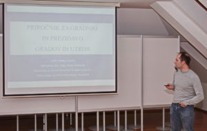 Priročnik za gradnjo gradov Foto Tine Šubic 03 resize 300x190 - Matija Cipurić: odprtje razstave ilustracij za magistrsko delo Priročnik za gradnjo in prezidavo gradov in utrdb