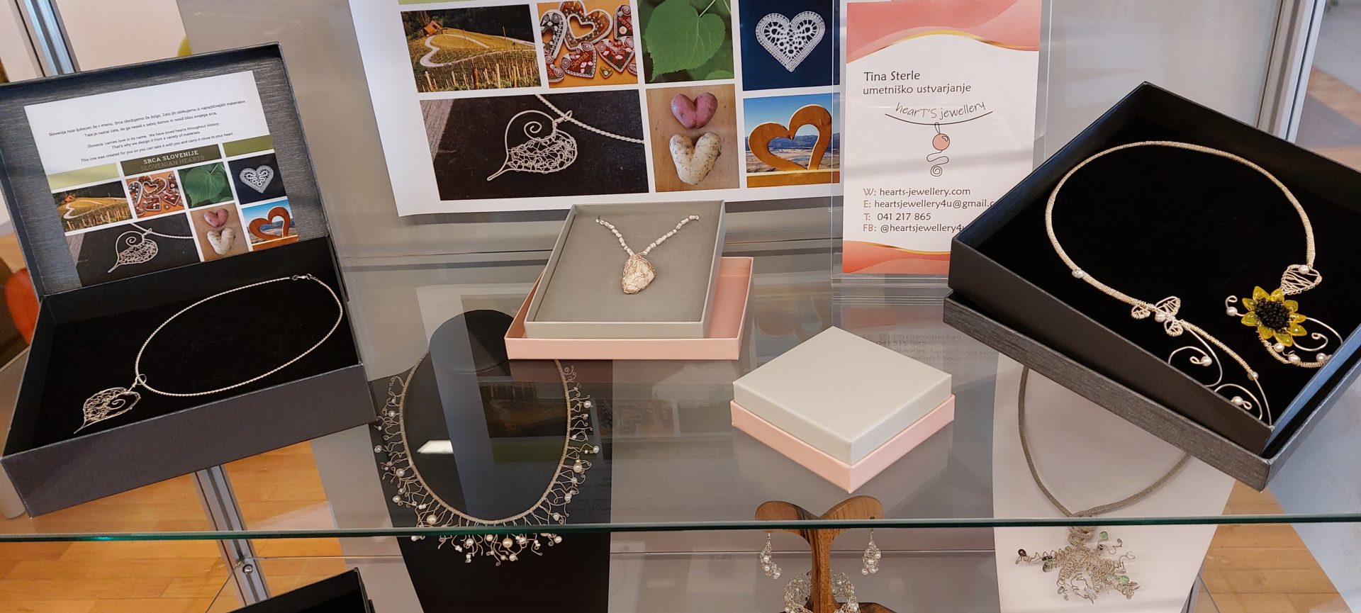 20220423 104304 - Heart's jewellery - razstava kvačkanega nakita iz žice in pletene žice ustvarjalke Tine Sterle