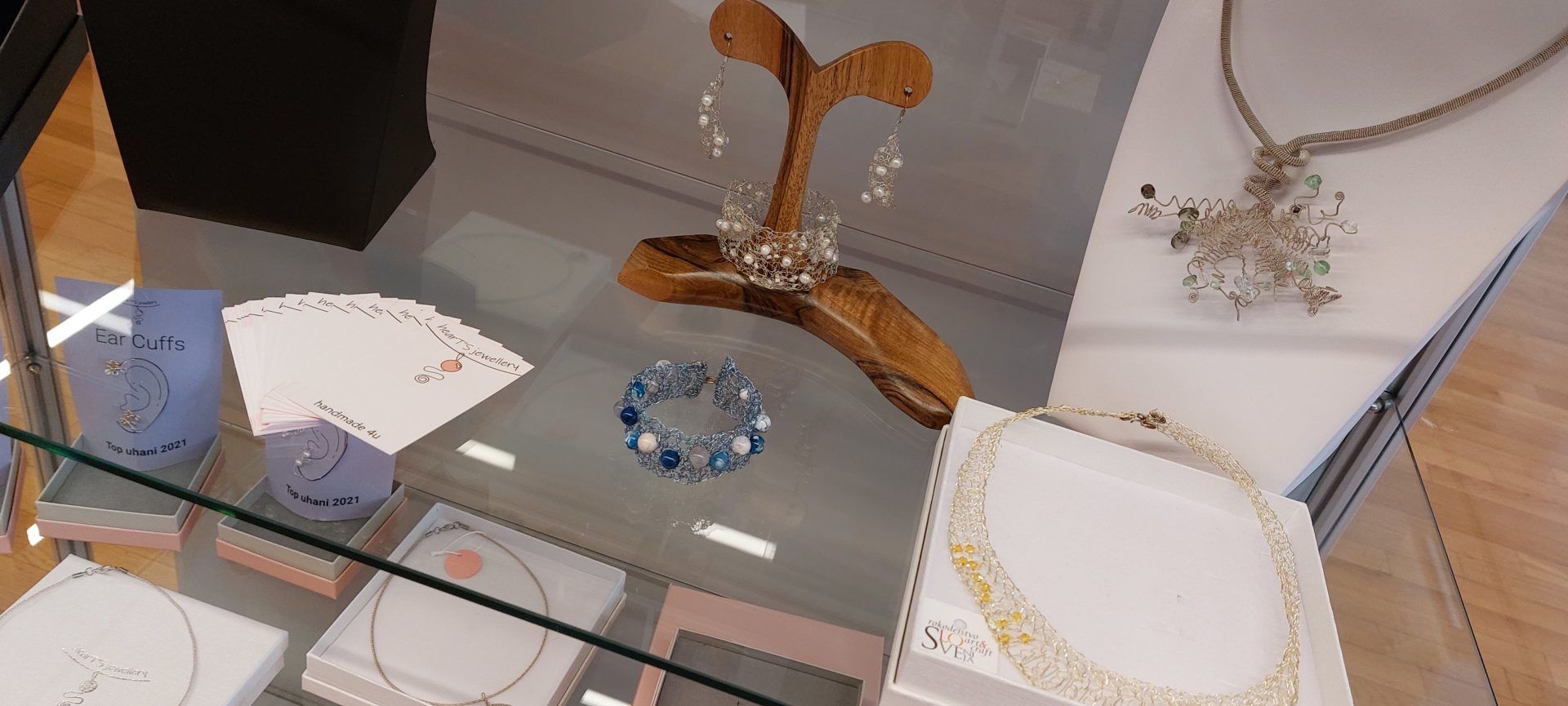 20220423 104330 - Heart's jewellery - razstava kvačkanega nakita iz žice in pletene žice ustvarjalke Tine Sterle