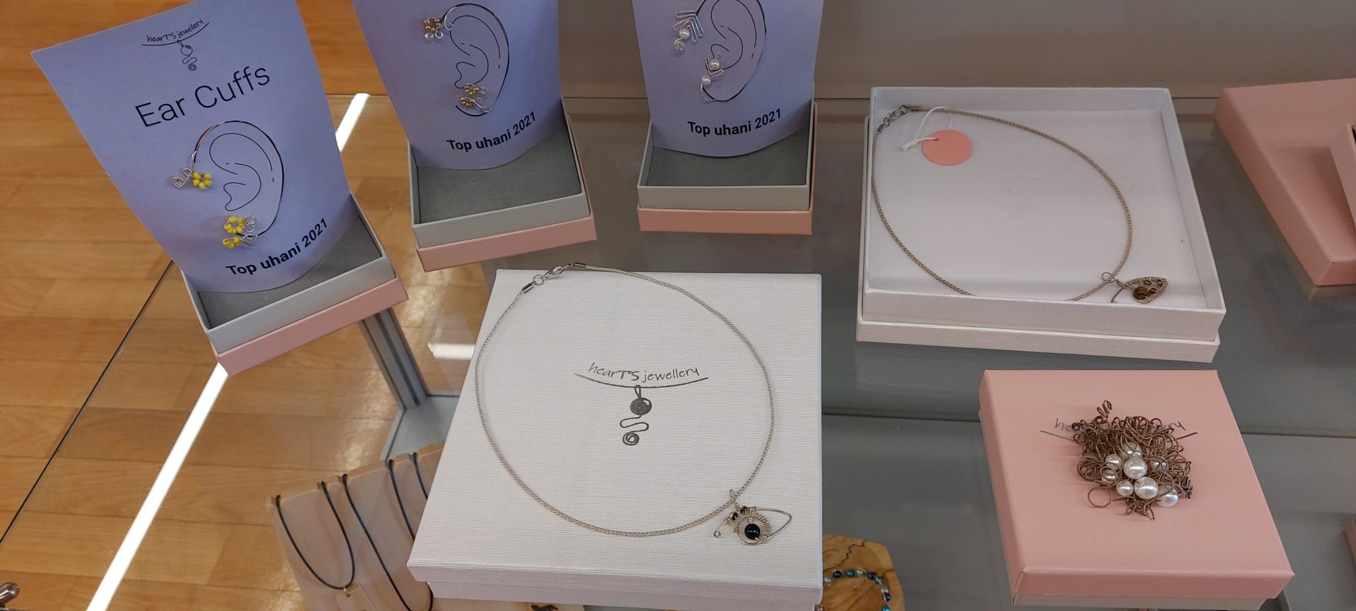 20220423 104349 - Heart's jewellery - razstava kvačkanega nakita iz žice in pletene žice ustvarjalke Tine Sterle