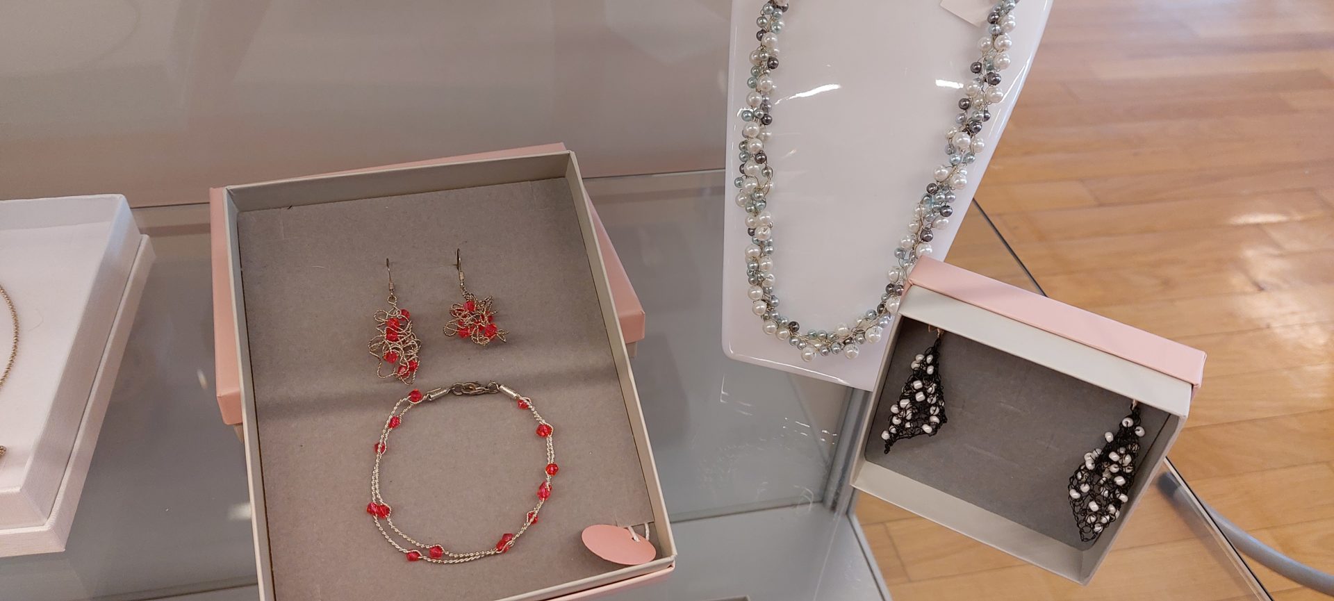 20220423 104352 - Heart's jewellery - razstava kvačkanega nakita iz žice in pletene žice ustvarjalke Tine Sterle