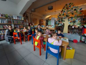 20220425 095837 300x225 - Ježki s palčkom Bralčkom na obisku v rakovški knjižnici