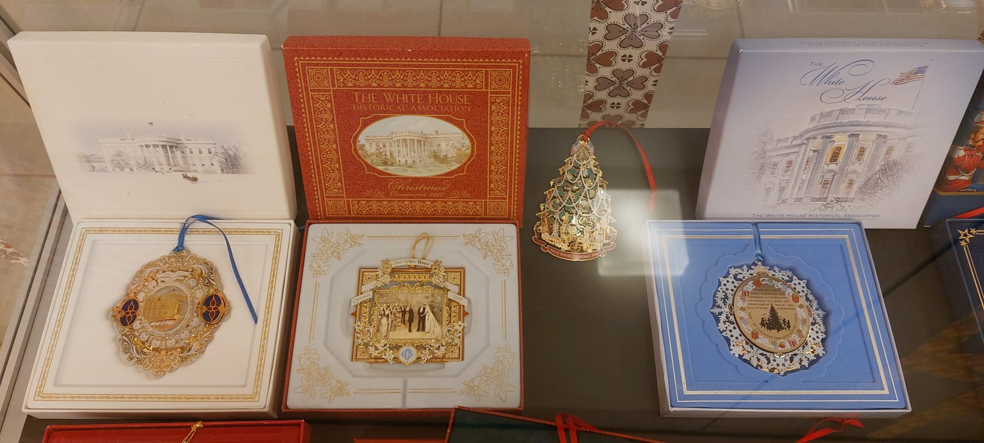 20231206 150110 - Božični okraski Zgodovinskega združenja Bele hiše - razstava zbirke Anite Leskovec