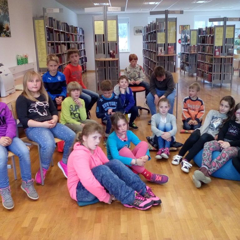 Tretješolci in zmedeni volk v Novi vasi