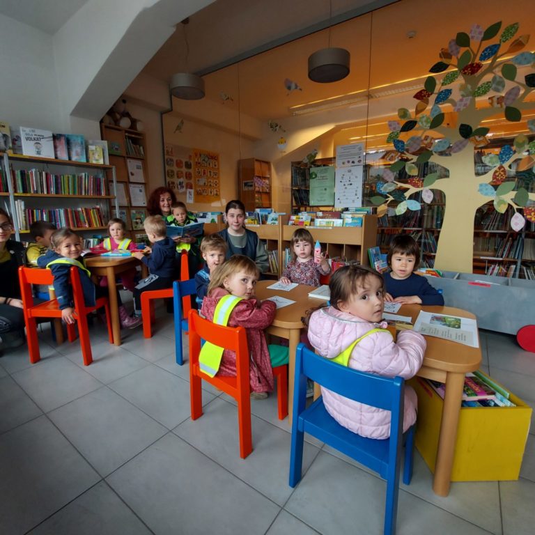 Ježki s palčkom Bralčkom na obisku v rakovški knjižnici