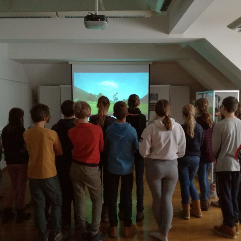 Danes so nas ob projektu Rastem s knjigo obiskali cerkniški sedmošolci
