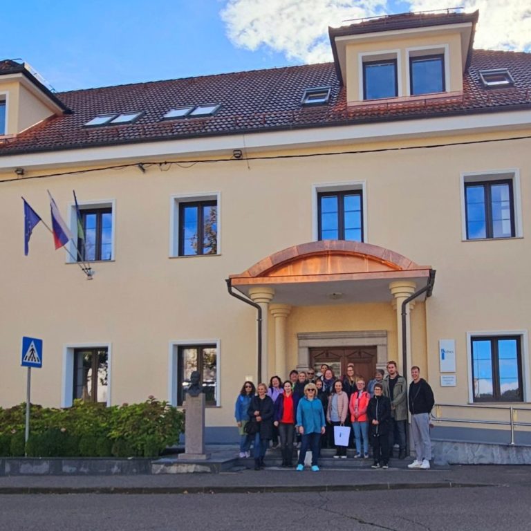 Domžalski knjižničarji na ogledu cerkniškega domoznanstva