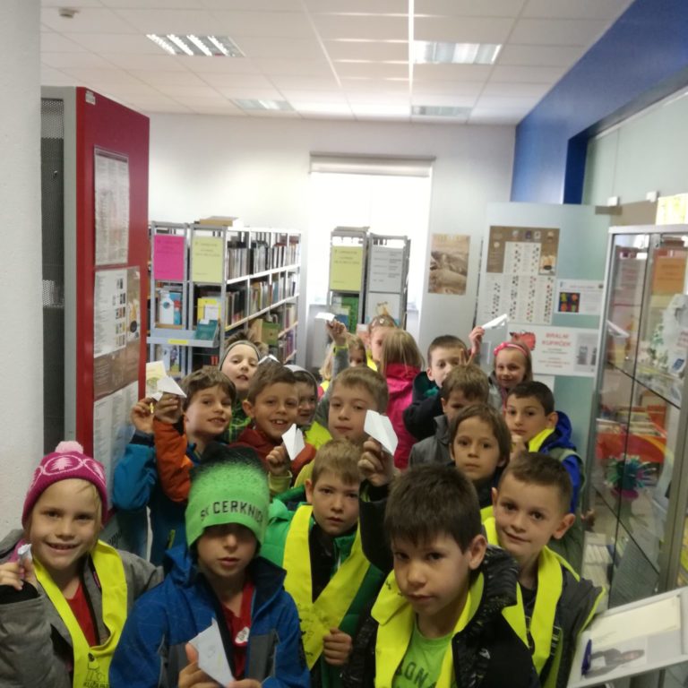 Drugarji na obisku knjižnice