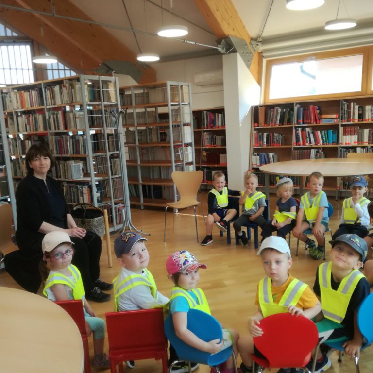 Zaključki vrtčevskega Palčka Bralčka s knjižničarko Anito