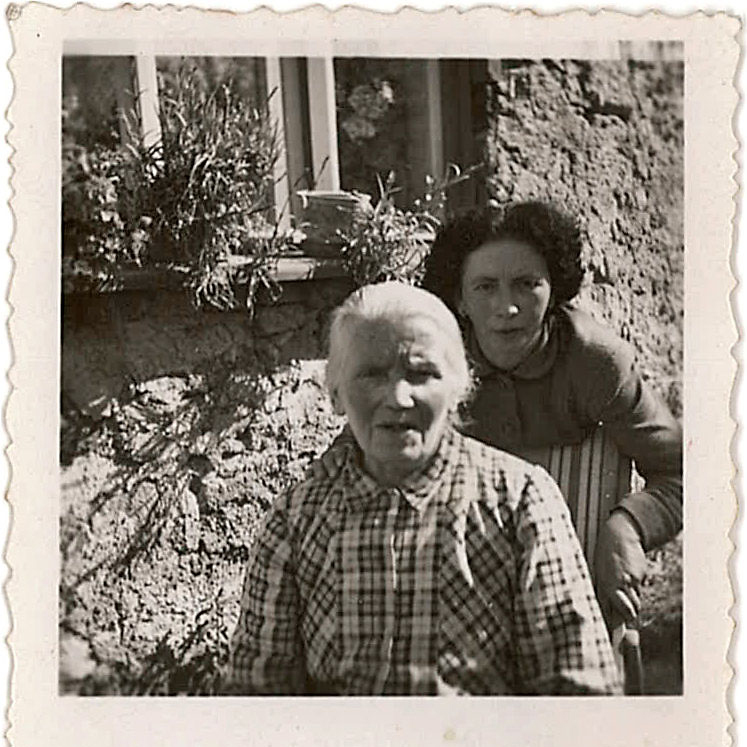 Pesnica Marička Žnidaršič in njena mama – Stare slike