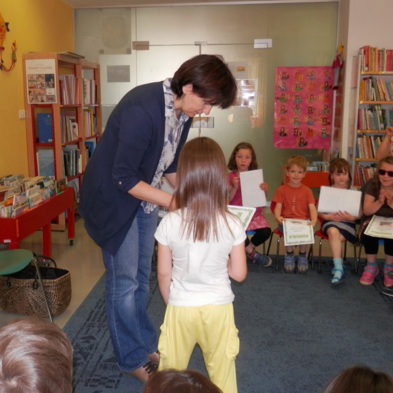 Bralni vlak je zabavna literarna družinska aktivnost, kjer skupaj bereta otrok in odrasla oseba
