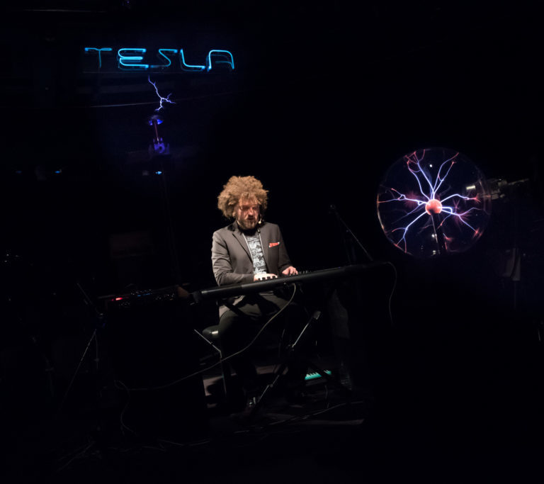 Izžrebali smo brezplačni vstopnici za ogled predstave Tesla Janeza Dovča