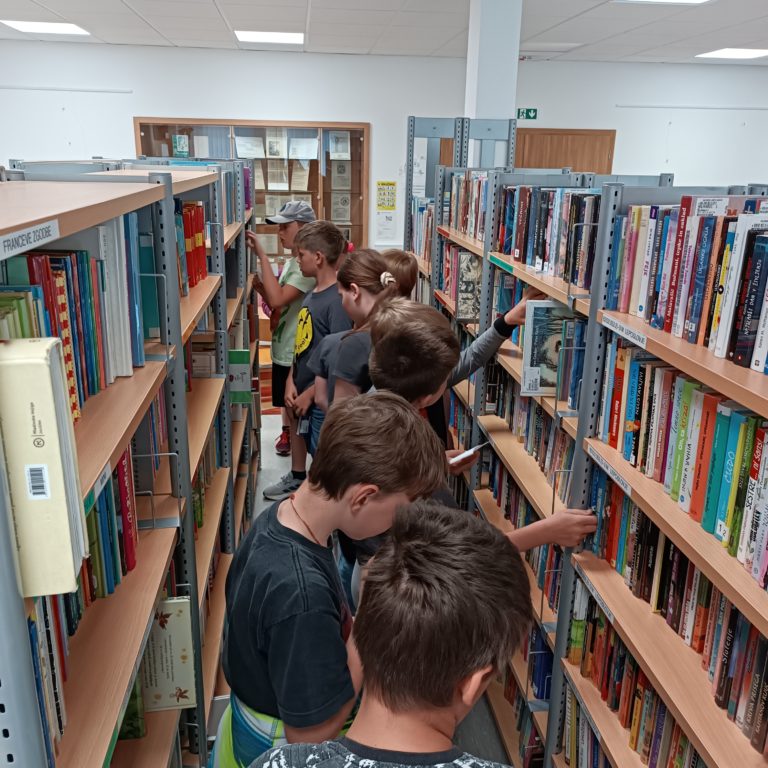 Peti razred OŠ Toneta Šraja Aljoše obiskal knjižnico v Novi vasi