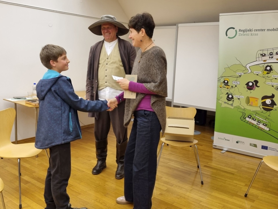 Trajnostno v knjižnico po nagrado