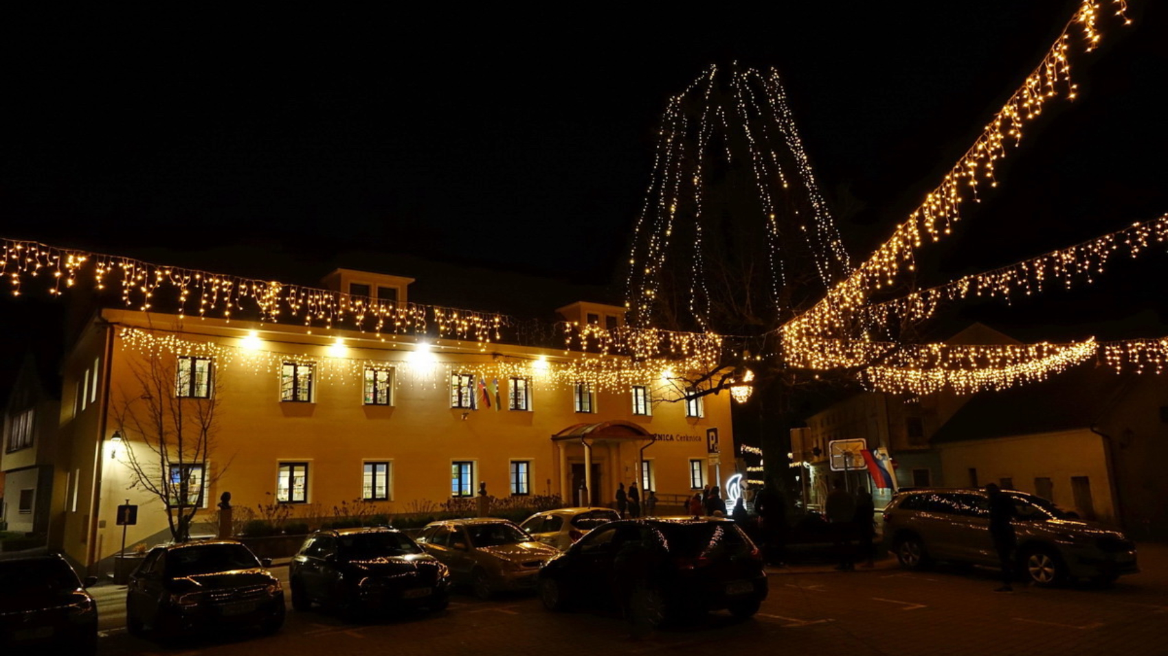 Zbirnik december 2025 - praznično osvetljena knjižnica, foto Tine Šubic