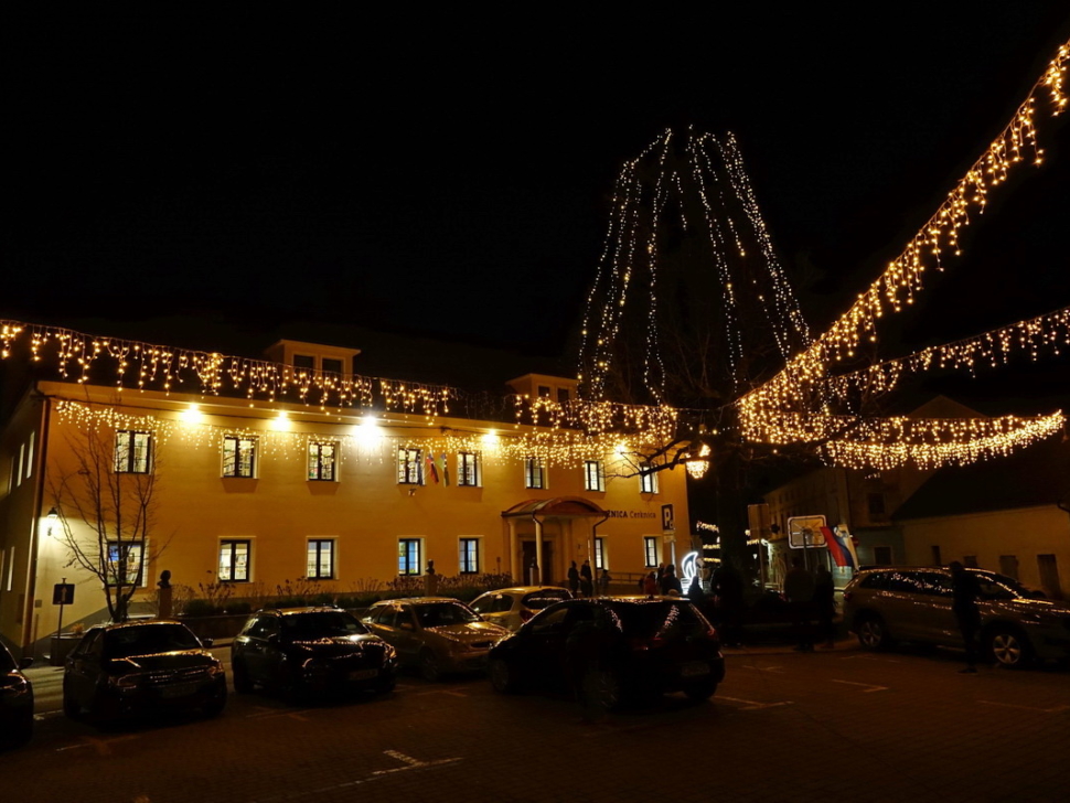 Zbirnik december 2025 - praznično osvetljena knjižnica, foto Tine Šubic