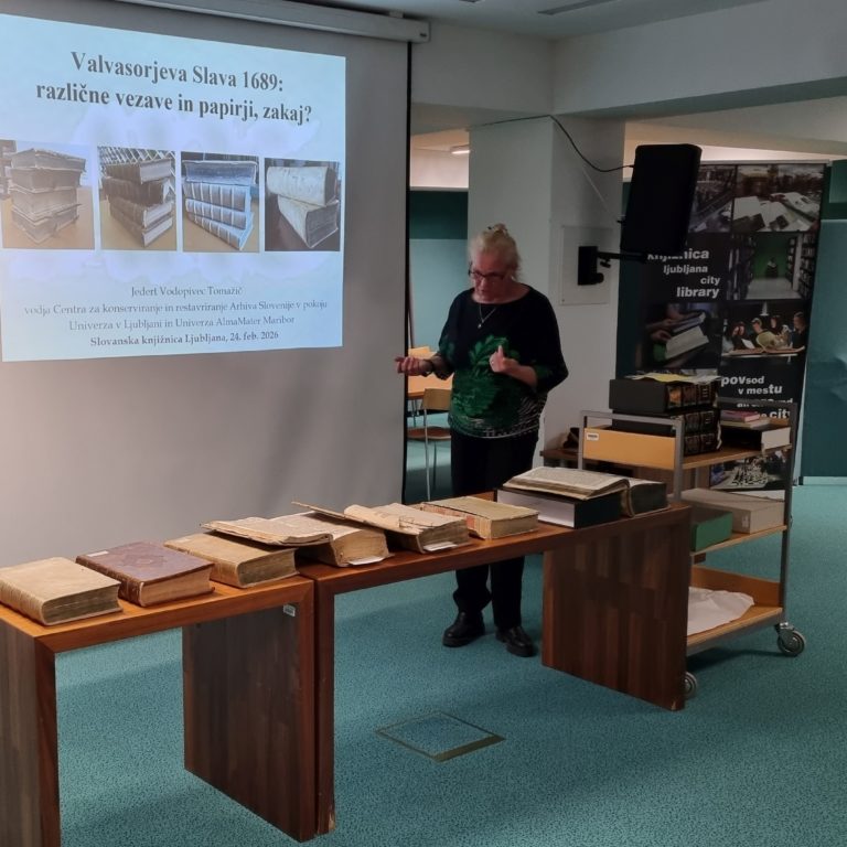 Valvasorjeva Slava 1689: različne vezave in papirji, zakaj?