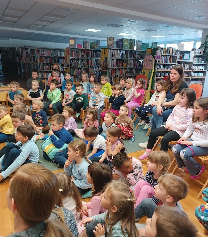 Drobtinice iz starotrške knjižnice: po notranjskih gozdovih z Mihom in Frenkom