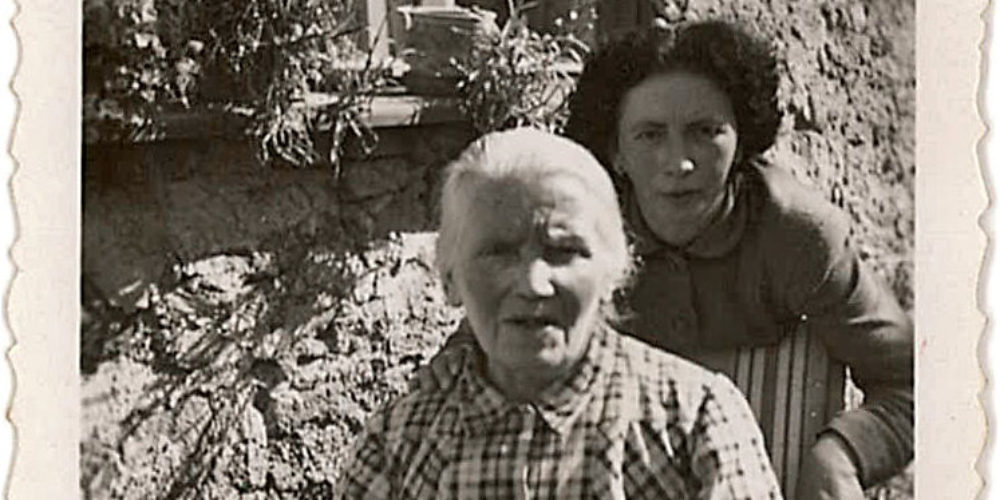Pesnica Marička Žnidaršič in njena mama – Stare slike