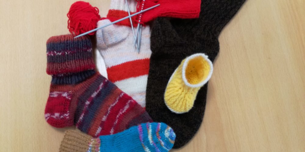 Za noge in nogice – razstava pletenih nogavic članic Društva upokojencev Martin Krpan Bloke