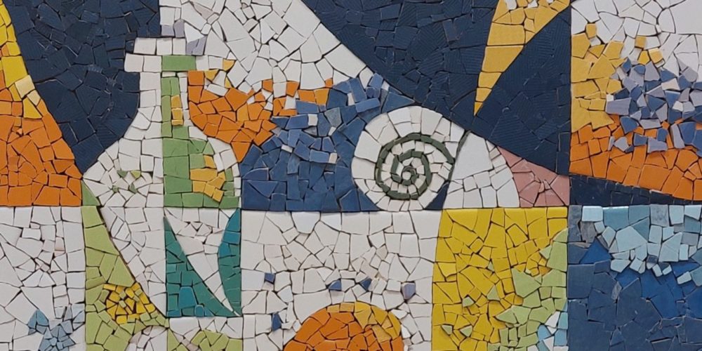 Raziskovanje abstrakcije skozi mozaik – odprtje letne razstave izdelkov Mozaične sekcije KD Rak Rakek